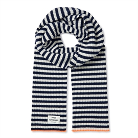 Mads Nørgaard Grafenau Scarf - Deep Well/Winter White hos parfumerihamoghende.dk 