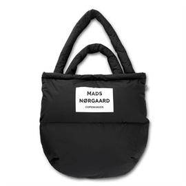 Mads Nørgaard Recycle Pillow Bag - Black  hos parfumerihamoghende.dk 