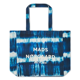Mads Nørgaard Recycled Boutique Athene Bag - Tie Dye AOP Merthyl Blue hos parfumerihamoghende.dk 