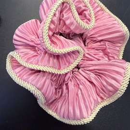 By Stær Lilje Scrunchie Satin Lyserød