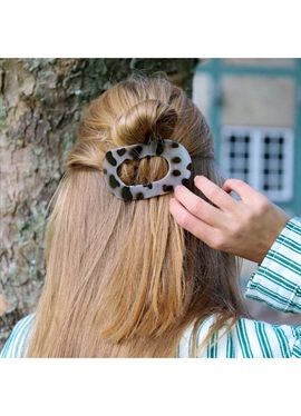 By Stær Eva Hårklemme - Leo Taupe hos parfumerihamoghende.dk 