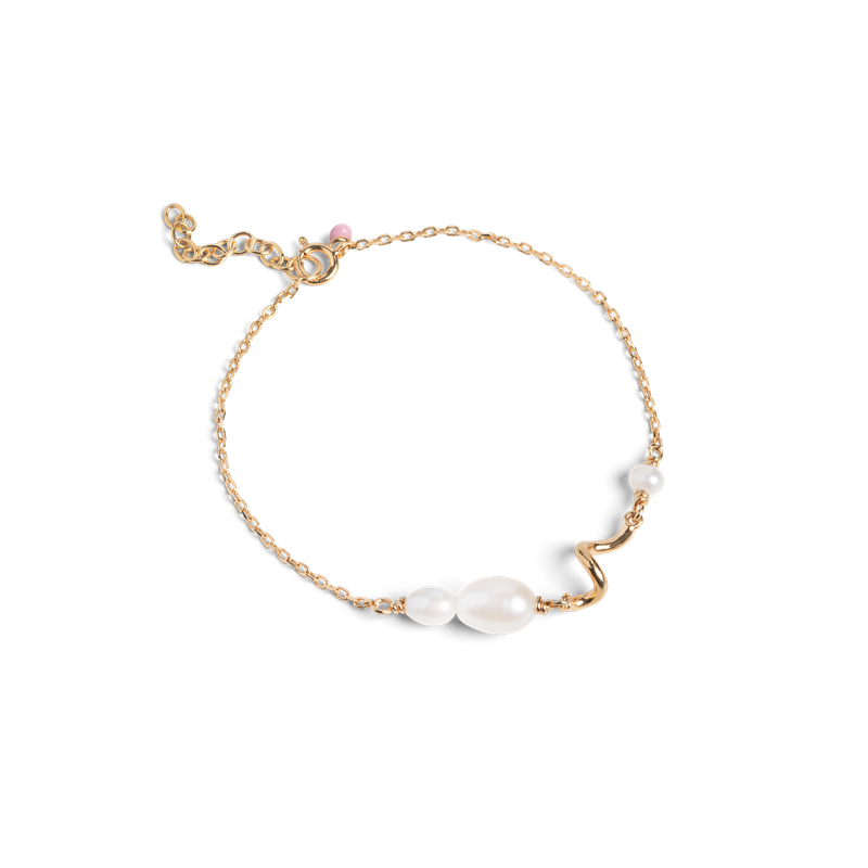 ENAMEL Copenhagen Pearlie Twist Bracelet hos parfumerihamoghende.dk 