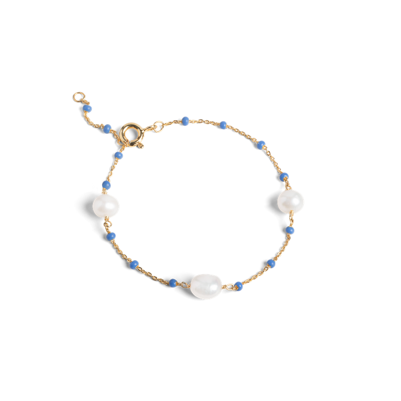 ENAMEL Copenhagen Lola Perlita Bracelet - Cornflower  hos parfumerihamoghende.dk 