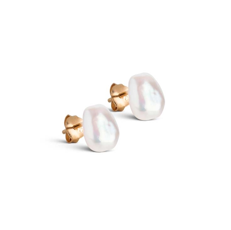 ENAMEL Copenhagen Studs Baroque Pearl hos parfumerihamoghende.dk 