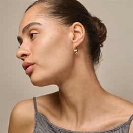 ENAMEL Copenhagen Poma Drop Heart Øreringe hos parfumerihamoghende.dk 