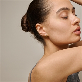 Enamel Copenhagen Sana Øreringe  hos parfumerihamoghende.dk 