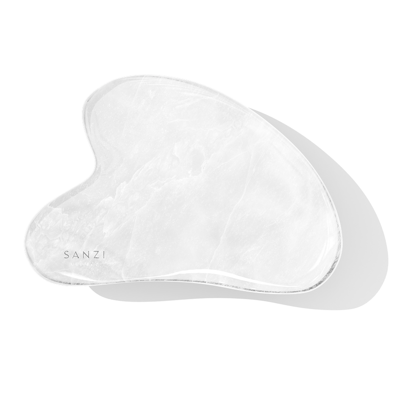 Sanzi Gua Sha White Jade hos parfumerihamoghende.dk 