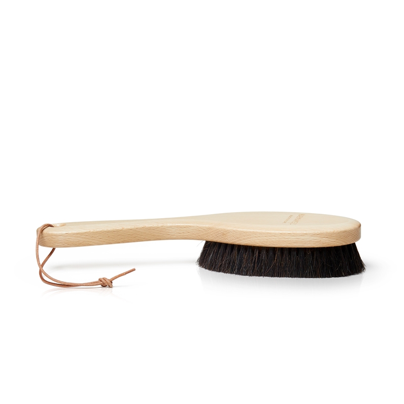 Karmameju Body Brush Recharge Ionic Long Handle hos parfumerihamoghende.dk 