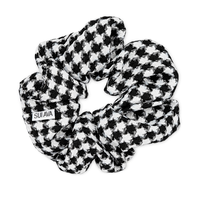 Sui Ava Pop Scrunchie Black hos parfumerihamoghende.dk 