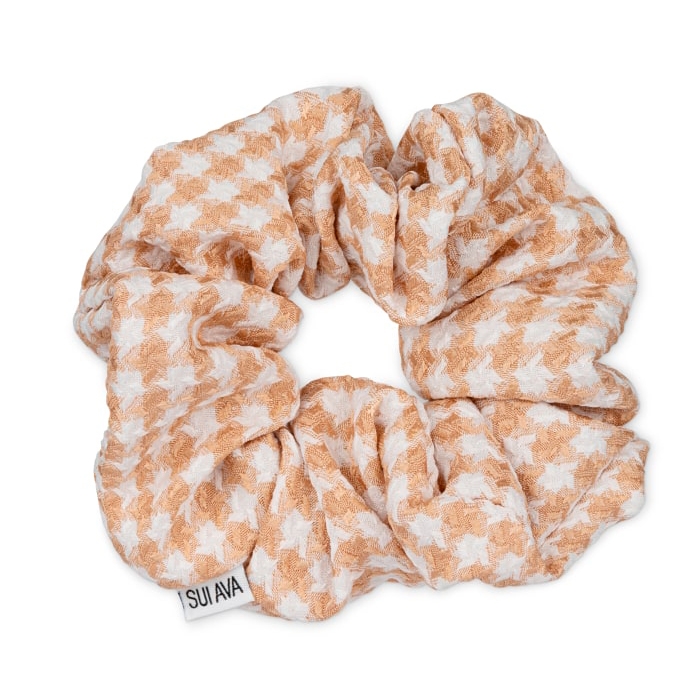 Sui Ava Pop Scrunchie Beige hos parfumerihamoghende.dk 