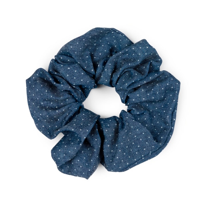 Sui Ava Denim Scrunchie Dots hos parfumerihamoghende.dk 