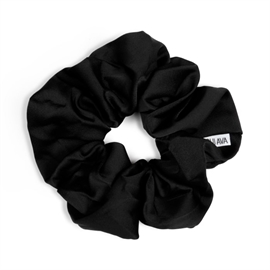 Sui Ava Moon Dust Scrunchie - Obsidian Black hos parfumerihamoghende.dk 