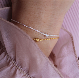 ENAMEL Copenhagen Little Love Bracelet hos parfumerihamoghende.dk 