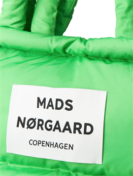 Mads Nørgaard Duvet Dream Pillow Bag - Poison Green hos parfumerihamoghende.dk 