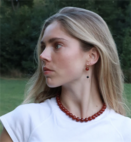 Soi Faro Rød Jade Halskæde hos parfumerihamoghende.dk 