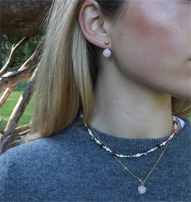 Soï Copenhagen Ferskvandsperler med Krystal Mix Halskæde hos parfumerihamoghende.dk 