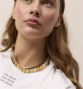 Soï Copenhagen Tiger Eye Krystal Halskæde hos parfumerihamoghende.dk 