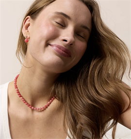 Soï Copenhagen Redstone Quartz Krystal Halskæde hos parfumerihamoghende.dk 