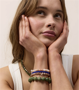 Soï Petite Lapis Lazuli Stretch Armbånd hos parfumerihamoghende.dk 