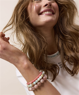 Soï Petite Redstone Quartz Stretch Armbånd hos parfumerihamoghende.dk 