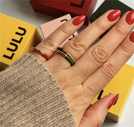 LULU Copenhagen Double Color Ring Gold Passion Red hos parfumerihamoghende.dk 