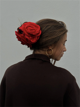 Giant Satin Rose Klemme hos parfumerihamoghende.dk 