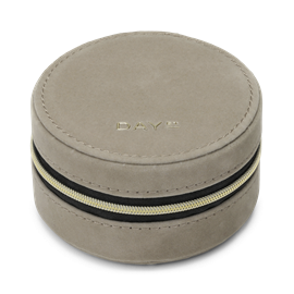 Day Jewelry Zip Round Small - Cobbelstone hos parfumerihamoghende.dk 