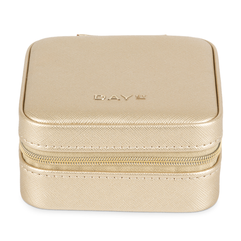 Day Saffiano Zip Square Gold  hos parfumerihamoghende.dk 