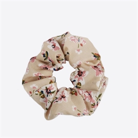 Sistie Scrunchie Cream With Cute Flowers hos parfumerihamoghende.dk 