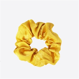 Sistie Scrunchie Dark Yellow hos parfumerihamoghende.dk 