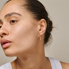 ENAMEL Copenhagen Lola Heart Øreringe - Daisy  hos parfumerihamoghende.dk 