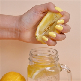 Le Mini Macaron Gel Neglelak - Lemon Sorbet 8,5 ml hos parfumerihamoghende.dk