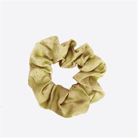 Sistie Scrunchie Light Green hos parfumerihamoghende.dk 