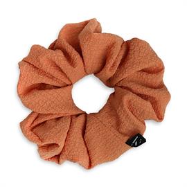 Sui Ava Cille Dream Scrunchie - Coral Haze hos parfumerihamoghende.dk